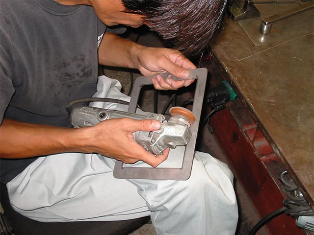 熟練した職人さんの手作業