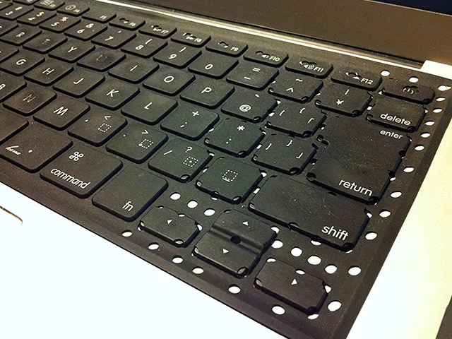 穴だらけのキーボードカバー