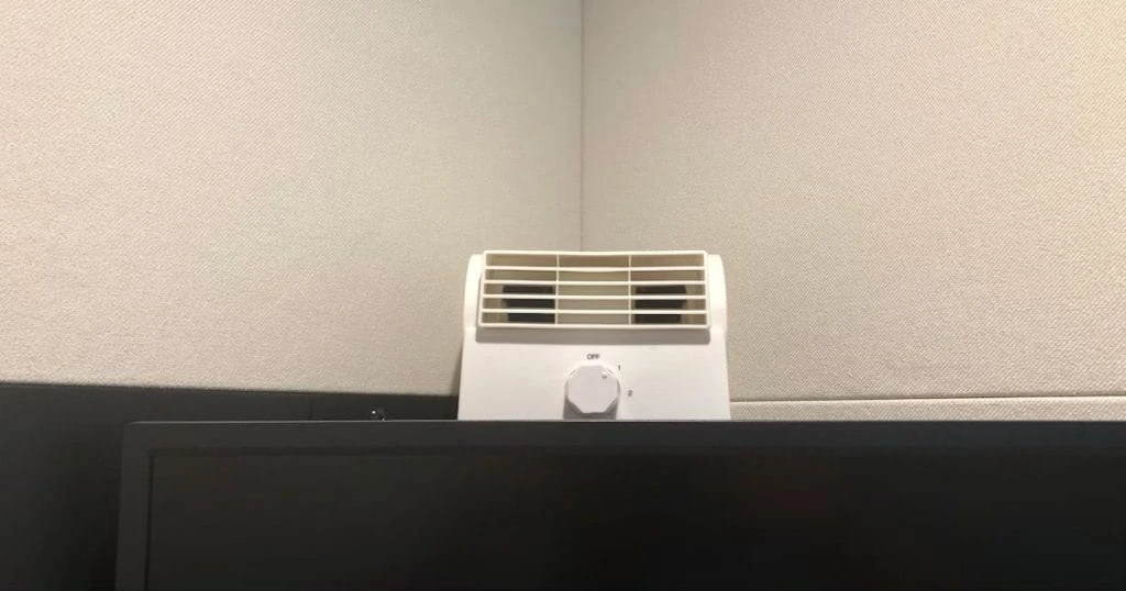 モニター上部の小型ファン