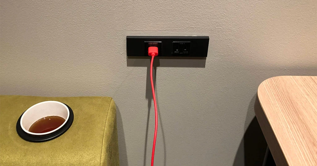横の壁の電源