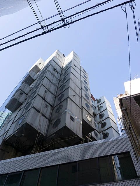 近くから見上げる中銀カプセルタワービル