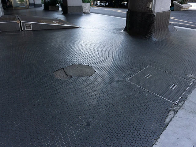 剥がれたエントランスの床
