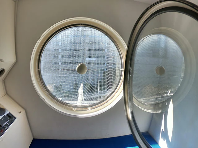 内ドアが開く大きな円窓